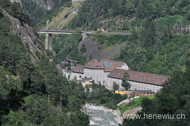 DSC_0665.JPG - Chärstelenbachbrücke aus Sicht der Intschireussbrücke. Im Vordergrund das Kraftwerk Amsteg