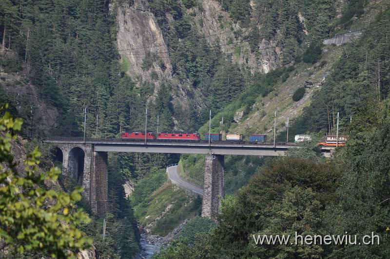 DSC_0672.JPG - Güterzug auf der Chärstelenbachbrücke, talwärts