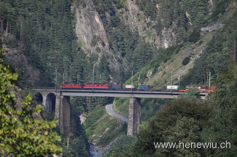 DSC_0673.JPG - Güterzug auf der Chärstelenbachbrücke, talwärts