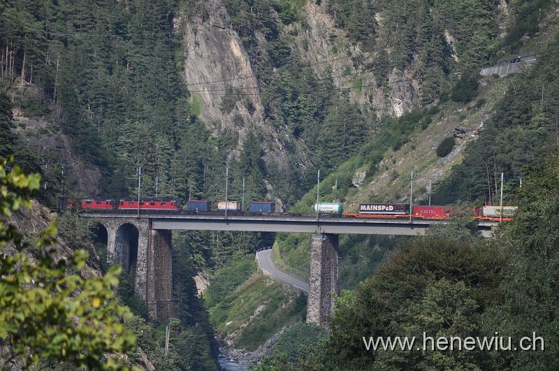 DSC_0674.JPG - Güterzug auf der Chärstelenbachbrücke, talwärts