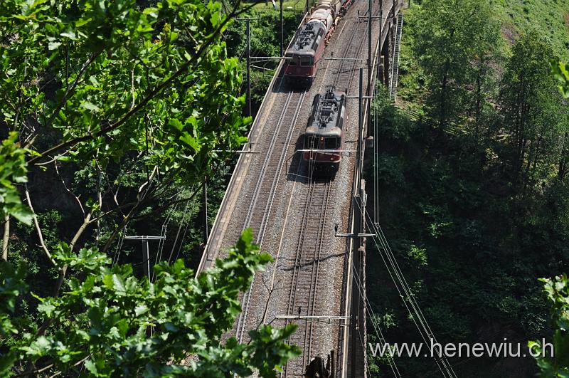 DSC_7521.JPG - Die Schiebelok des Güterzuges 52225 kreuzt eine talfahrende Re4/4 auf der Chaerstelenbachbrücke.