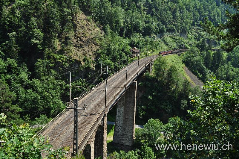 DSC_7526.JPG - Güterzug 50974 nähert sich der Chaerstelenbachbrücke.