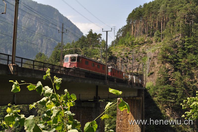 DSC_7562.JPG - Güterzug 50935 verlässt den Windgällentunnel und befindeet sich auf der Chaerstelenbachbrücke.