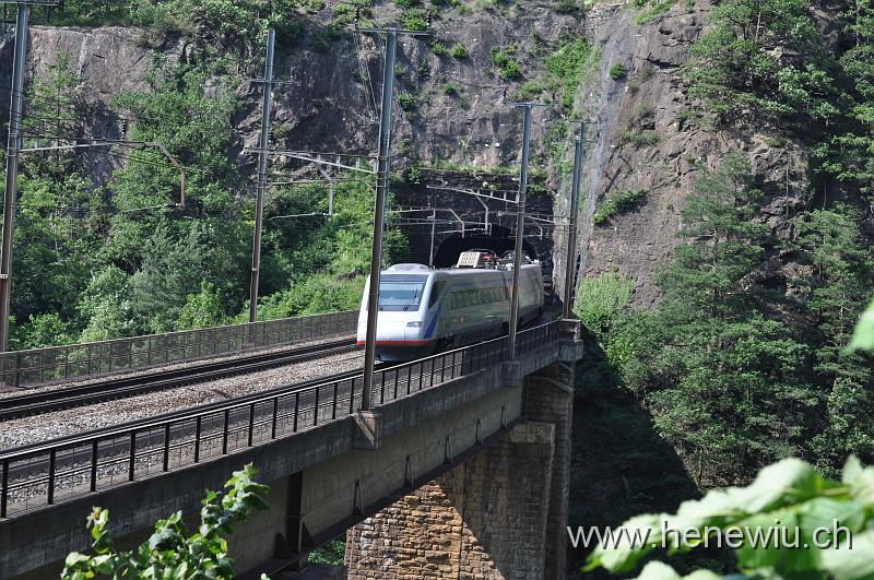 DSC_7582.JPG - EC 21 hat soeben den Windgällentunnel verlassen und befindet sich auf der Chaerstelenbachbrücke.