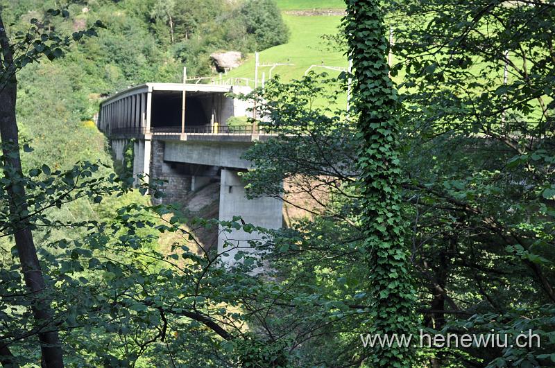 DSC_0667.JPG - Intschireussbrücke im Hintergrund der Bristen-Tunnel
