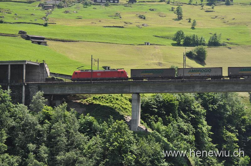 DSC_7508.JPG - Güterzug 90807auf der Intschireussbrücke, hier die Schiebelok