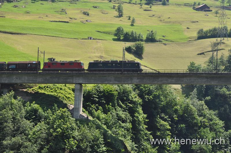 DSC_7509.JPG - Güterzug 52223 in Doppeltraktion auf der Intschireussbrücke