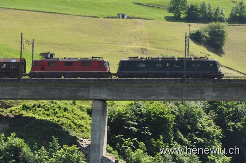 DSC_7509a.jpg - Güterzug 52223 in Doppeltraktion auf der Intschireussbrücke