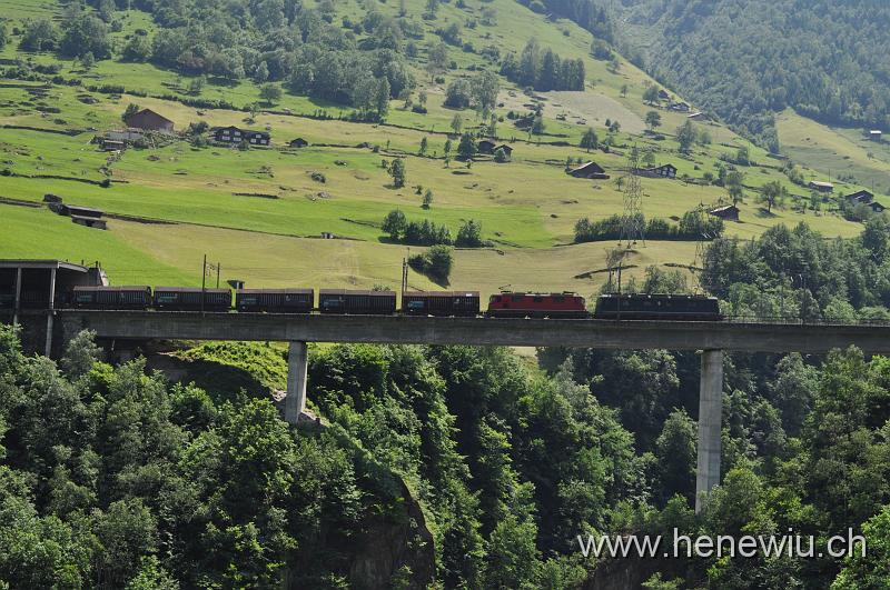 DSC_7510.JPG - Güterzug 52223 in Doppeltraktion auf der Intschireussbrücke