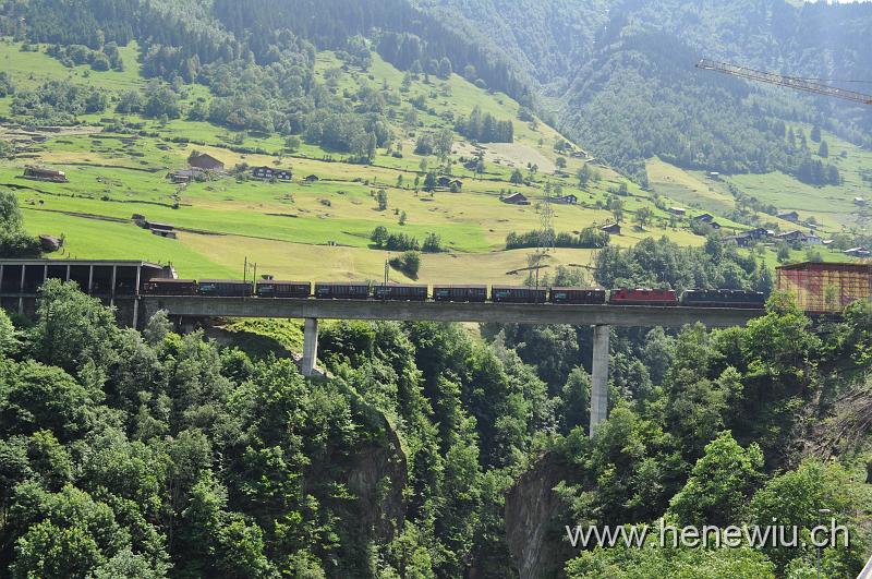 DSC_7511.JPG - Güterzug 52223 in Doppeltraktion auf der Intschireussbrücke