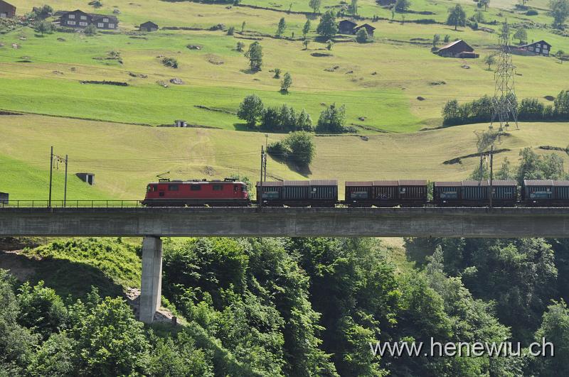 DSC_7512.JPG - Güterzug 52223, hier die Schiebelok auf der Intschireussbrücke.