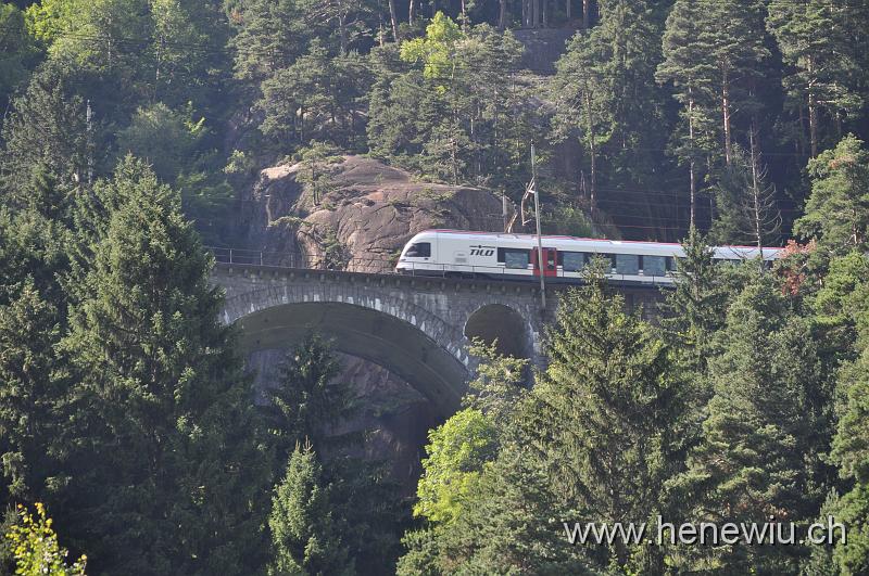 DSC_0621.JPG - Der neue TILO -Flirt für's Tessin auf der Kellerbach -Brücke