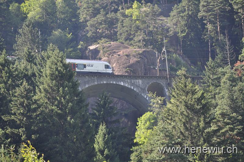 DSC_0622.JPG - Der neue TILO -Flirt für's Tessin auf der Kellerbach -Brücke