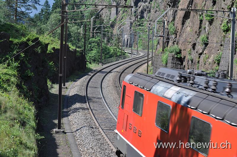 DSC_7415.JPG - Re 4/4 II,  vor dem Säcken - Viadukt