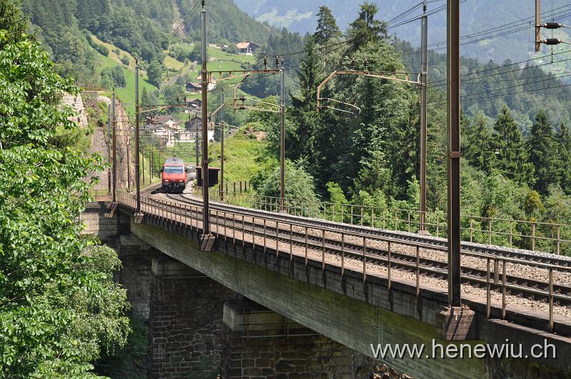 DSC_7466.JPG - Inter - Regio 2169 nähert sich der Zgraggental - Brücke