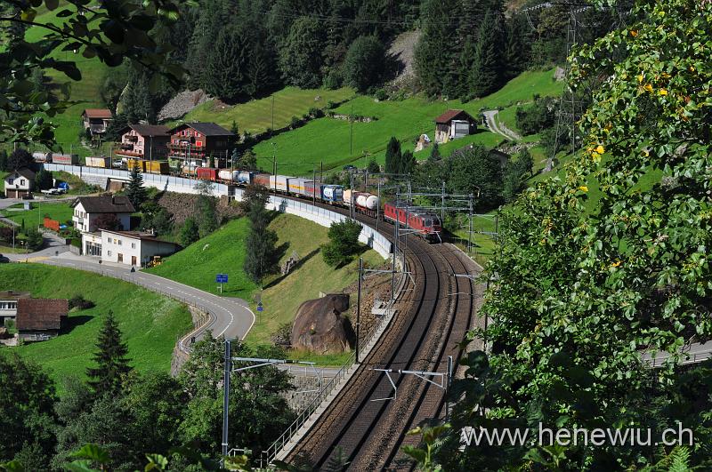 DSC_0301.JPG - Doppeltraktion mit Güterzug vor der mittleren Meienreuss - Brücke