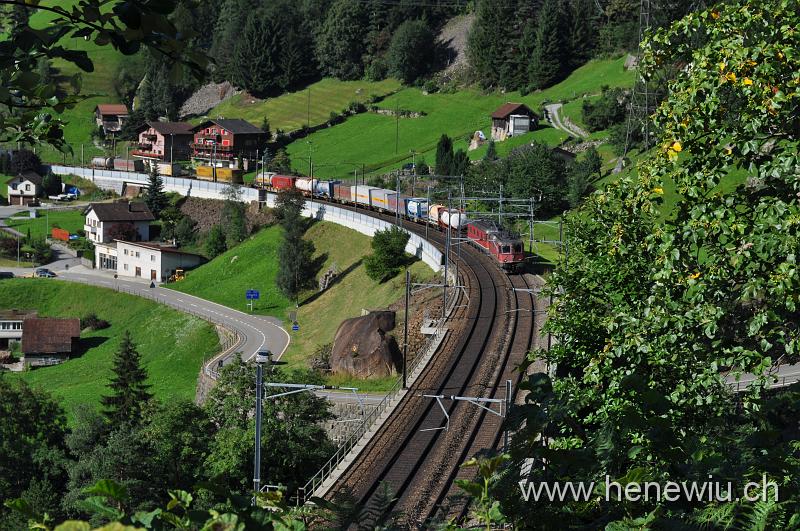 DSC_0302.JPG - Doppeltraktion mit Güterzug vor der mittleren Meienreuss - Brücke