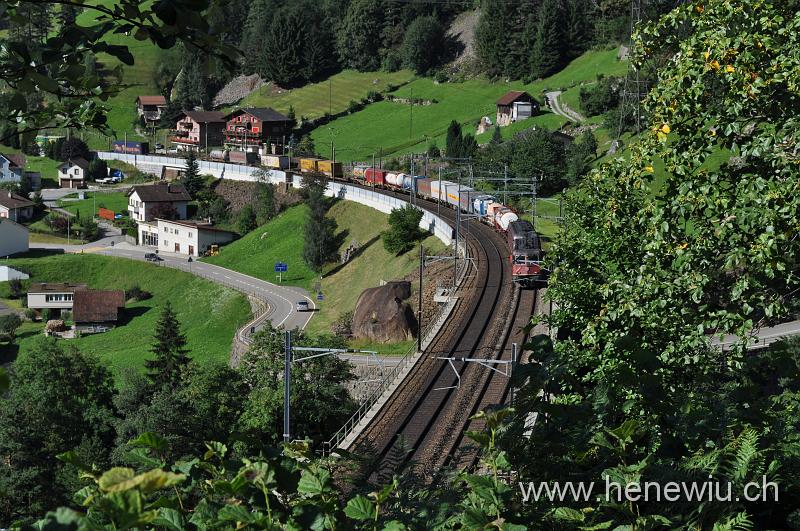 DSC_0303.JPG - Doppeltraktion mit Güterzug vor der mittleren Meienreuss - Brücke
