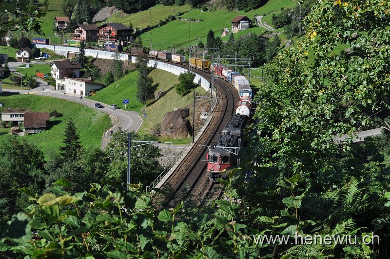 DSC_0304.JPG - Doppeltraktion mit Güterzug vor der mittleren Meienreuss - Brücke