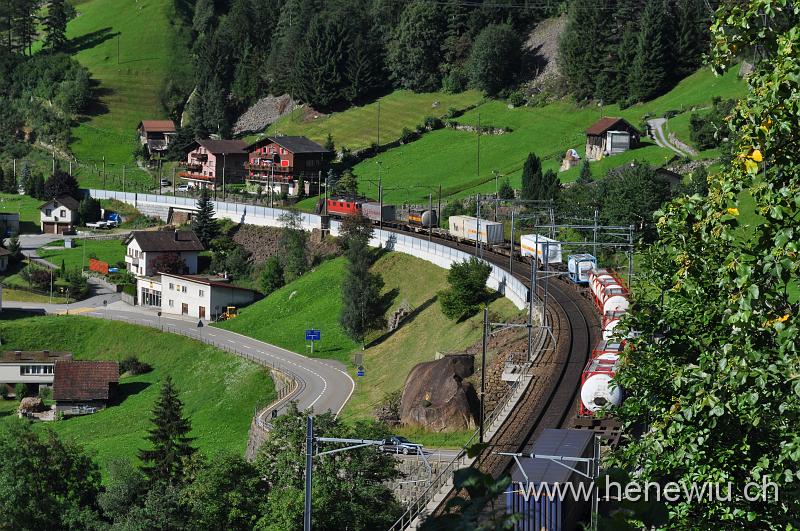 DSC_0305.JPG - Hinten die Schiebelok des Güterzuges auf der mittleren Meienreuss - Brücke
