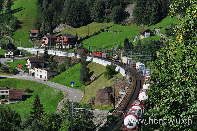 DSC_0306.JPG - Hinten die Schiebelok des Güterzuges auf der mittleren Meienreuss - Brücke