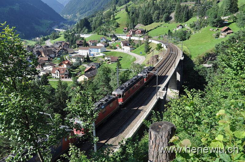 DSC_0320.JPG - Güterzug in vierfach Traktion auf der mittleren Meienreuss - Brücke talwärts fahrend. Im Hintergrund der berwärts fahrende Inter - Regio