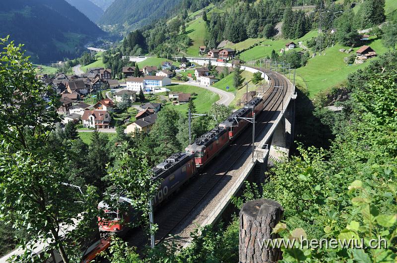 DSC_0321.JPG - Güterzug in vierfach Traktion auf der mittleren Meienreuss - Brücke talwärts fahrend. Im Hintergrund der berwärts fahrende Inter - Regio