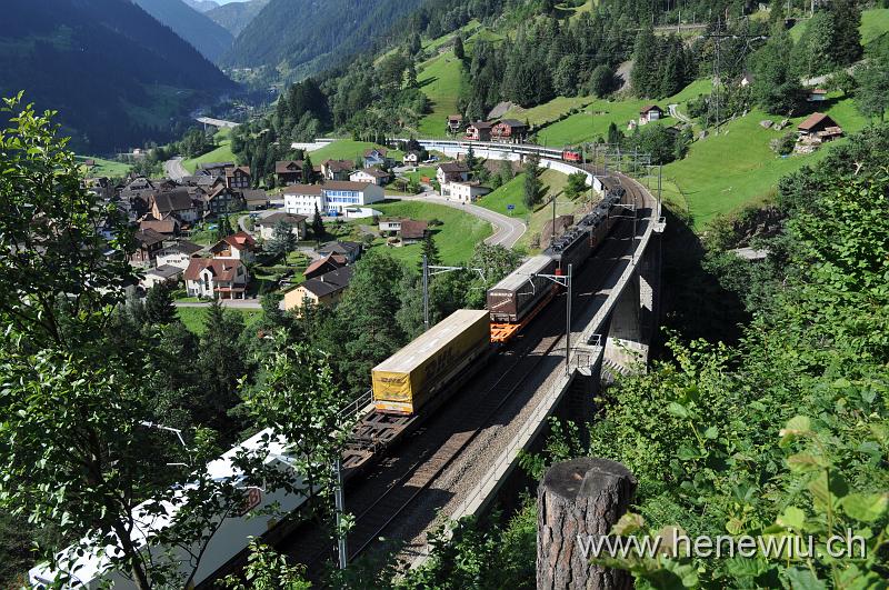 DSC_0323.JPG - Güterzug in vierfach Traktion auf der mittleren Meienreuss - Brücke talwärts fahrend. Im Hintergrund der berwärts fahrende Inter - Regio