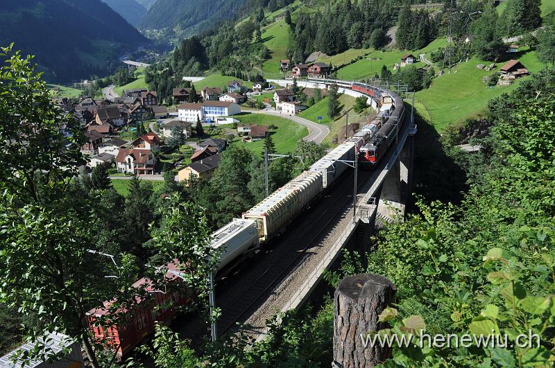 DSC_0326.JPG - Güterzug in vierfach Traktion auf der mittleren Meienreuss - Brücke talwärts fahrend kreuzt den berwärts fahrenden Inter - Regio