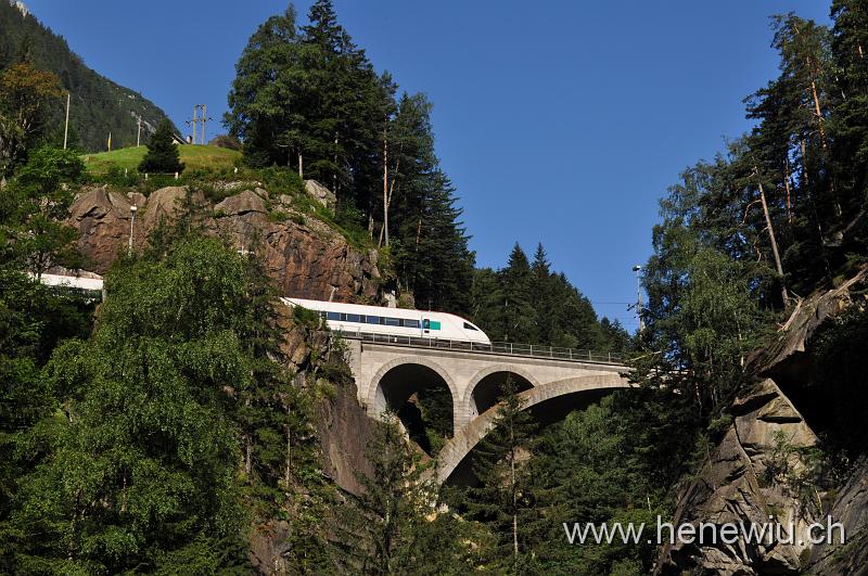 DSC_0298.JPG - ICN auf der oberen Meienreuss - Brücke