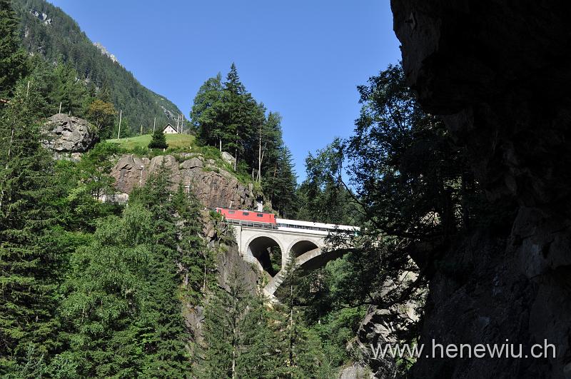 DSC_0308.JPG - Güterzug kreuzt den ICN auf der oberen Meienreuss - Brücke