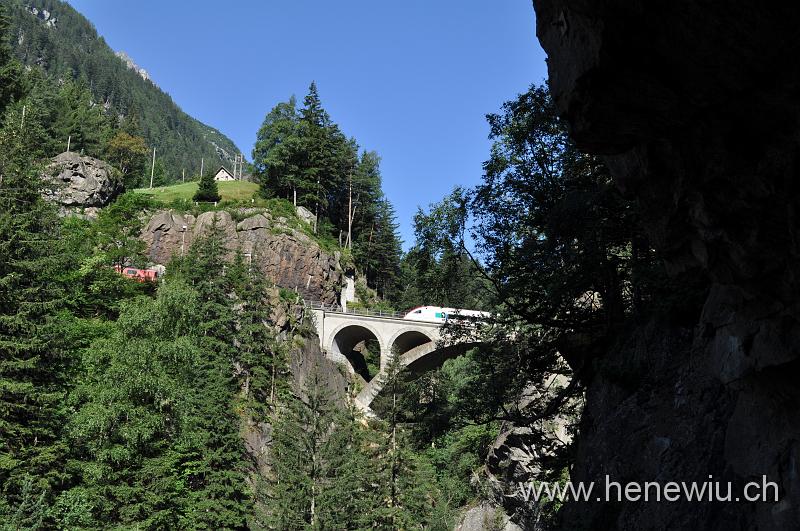 DSC_0309.JPG - Güterzug kreuzt den ICN auf der oberen Meienreuss - Brücke