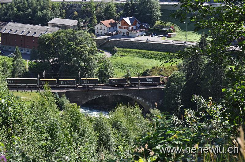 DSC_0136.JPG - Güterzug auf der oberen Wattinger - Brücke