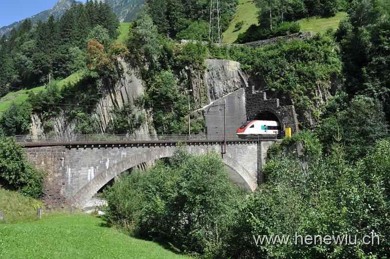 DSC_0607.JPG - Ein ICN verlässt gerade den Wattingerkehrtunnel und fährt auf die untere Wattinger - Brücke