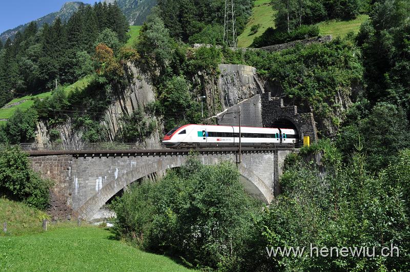 DSC_0608.JPG - Ein ICN verlässt gerade den Wattingerkehrtunnel und fährt auf die untere Wattinger - Brücke
