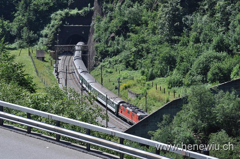 DSC_0257.JPG - Inter-Regio 2282 fährt nach dem verlassen des Pfaffensprung-Kehrtunnels in die Häggrigerbach-Gallerie