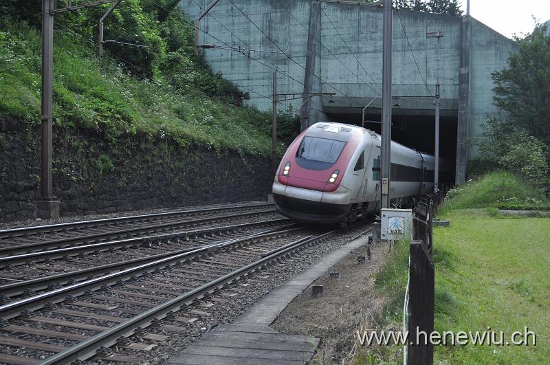 DSC_7306.JPG - ICN 663 beim Verlassen der Märchlisbachgalerie vor der Station Gurtnellen.