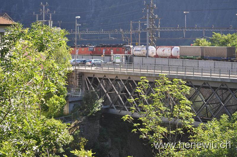 DSC_0103.jpg - Fussgängerbrücke über die Göschenenreuss bei der Station Göschenen