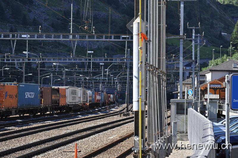 DSC_0105.JPG - Die Station Göschenen. Links ein wartender Güterzug