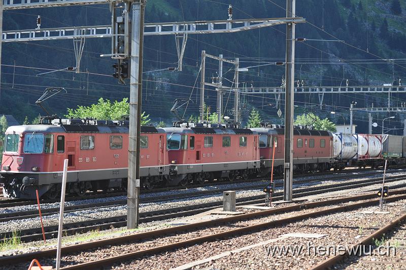 DSC_0107.jpg - Dreifach-Traktion eines Güterzuges in der Station Göschenen, wartet auf den Abfahrtbefehl