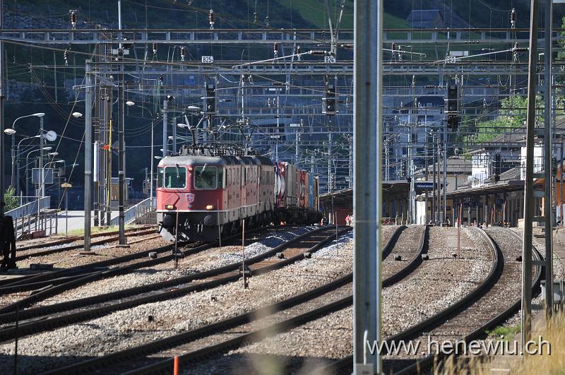 DSC_0108.jpg - Dreifach-Traktion eines Güterzuges in der Station Göschenen, wartet auf den Abfahrtbefehl