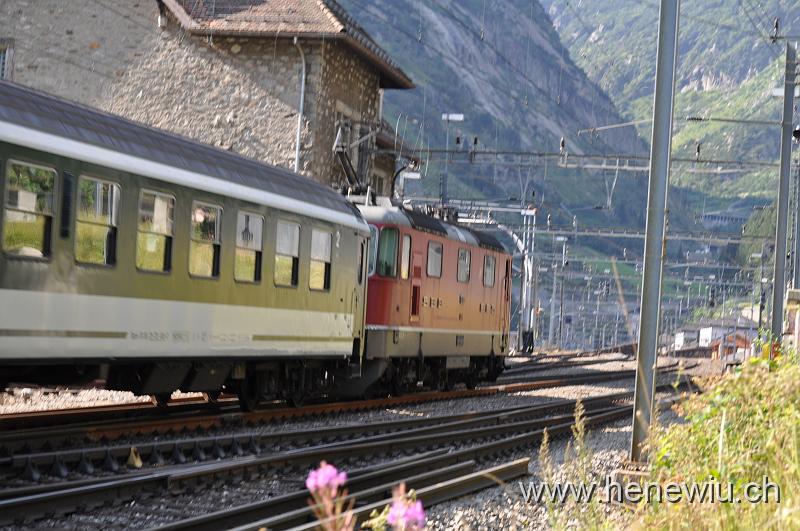 DSC_0422.JPG - Einfahrt des Inter-Regio 2267, mit einiger Verspätung, in die Station Göschenen