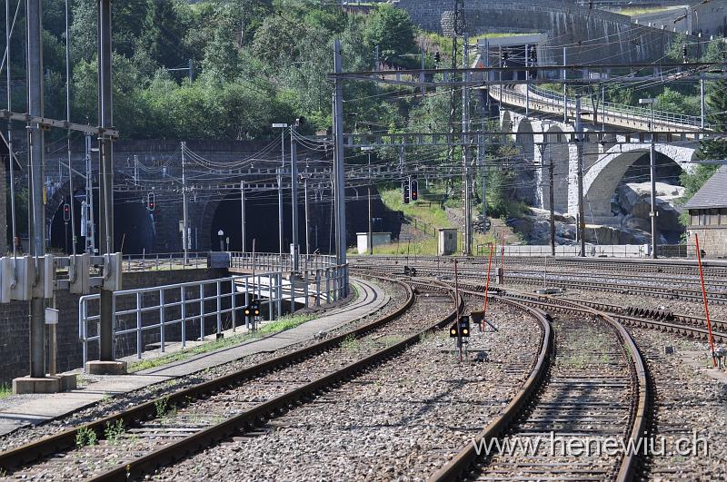 DSC_0464.JPG - Station Göschenen, im Hintergrund die Tunnelöffnungen des Gotthardtunnels