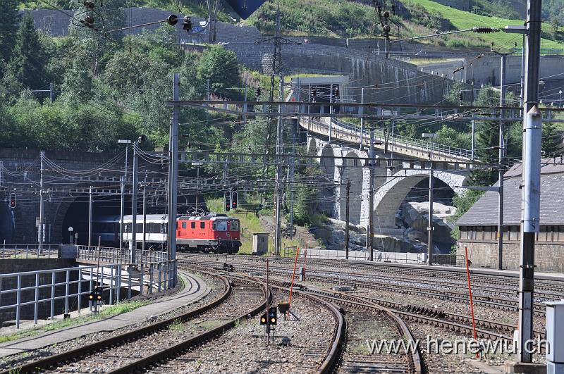 DSC_0465.JPG - Inter-Regio 2174, verlässt gerade den Gotthardtunnel und fährt in die Station Göschenen ein