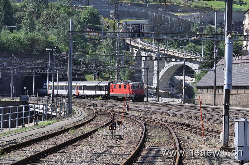 DSC_0466.JPG - Inter-Regio 2174, verlässt gerade den Gotthardtunnel und fährt in die Station Göschenen ein