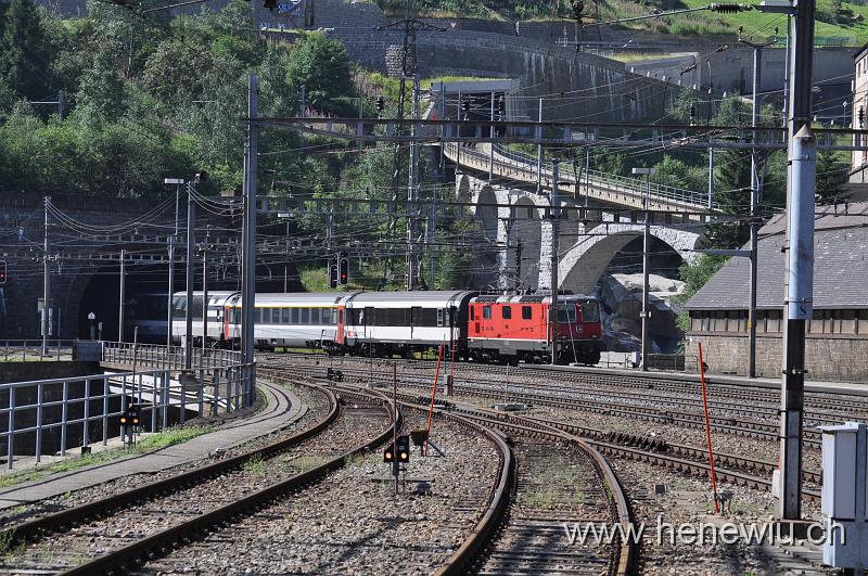 DSC_0467.JPG - Inter-Regio 2174, verlässt gerade den Gotthardtunnel und fährt in die Station Göschenen ein