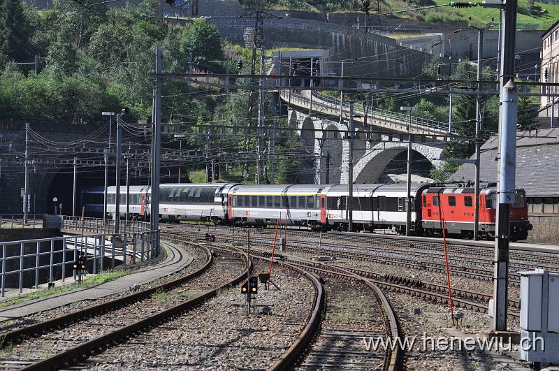 DSC_0468.JPG - Inter-Regio 2174, verlässt gerade den Gotthardtunnel und fährt in die Station Göschenen ein