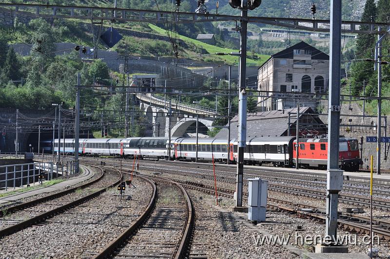 DSC_0469.JPG - Inter-Regio 2174, verlässt gerade den Gotthardtunnel und fährt in die Station Göschenen ein