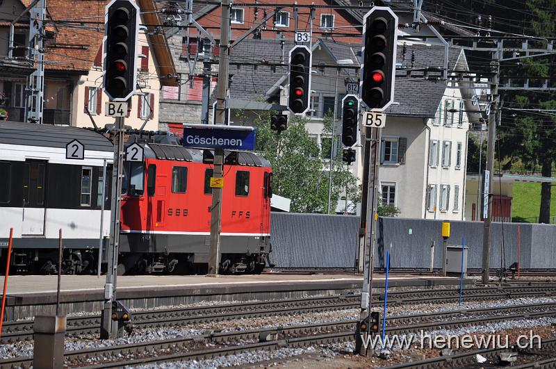 DSC_0471.JPG - Ausfahrt des Inter-Regio 2174 aus der Station Göschenen
