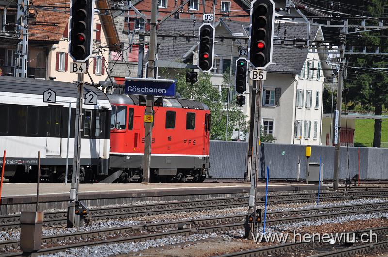 DSC_0472.JPG - Ausfahrt des Inter-Regio 2174 aus der Station Göschenen